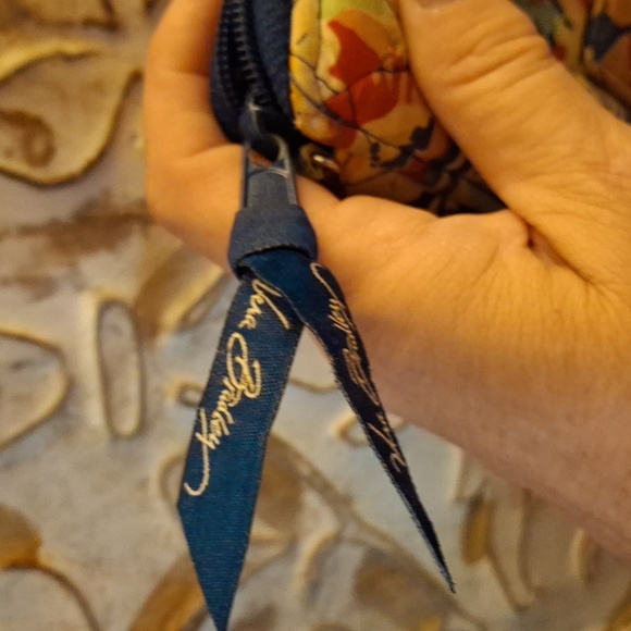 New Vera Bradley Quilted Summer Cottage Zip Around Wristlet Wallet. - Picture 5 of 11